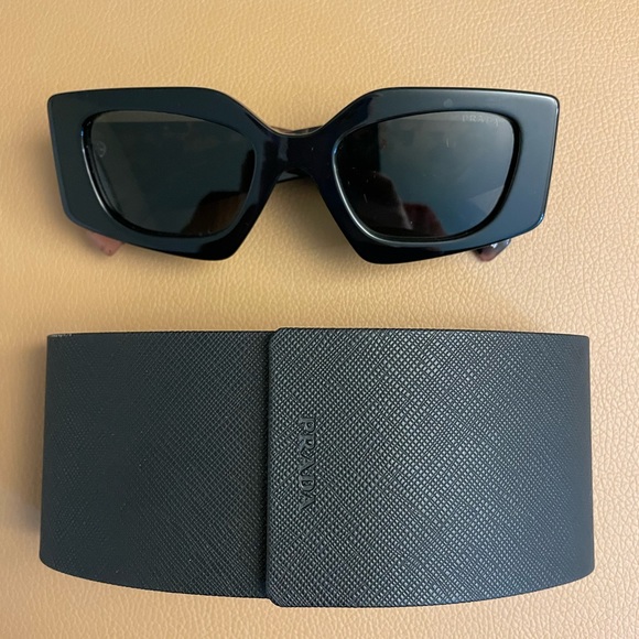 SOLD ❌ Prada PR-15YS 1AB5S0 Sunglasses Women's Black/Dark Grey Square Shape - Picture 3 of 10